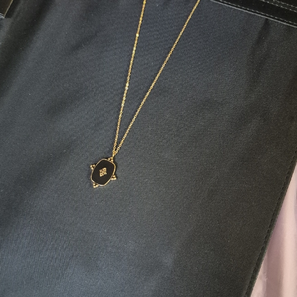 Elegant Gold and Black Pendant Necklace